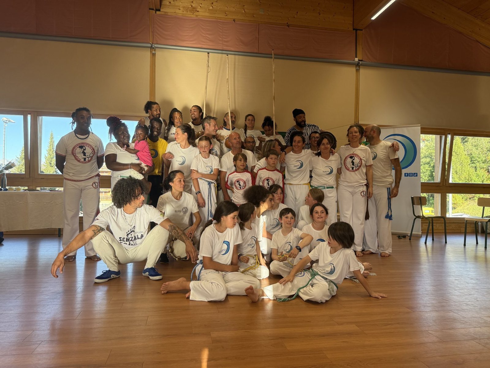 Groupe d'élèves, enfants et adultes réunis