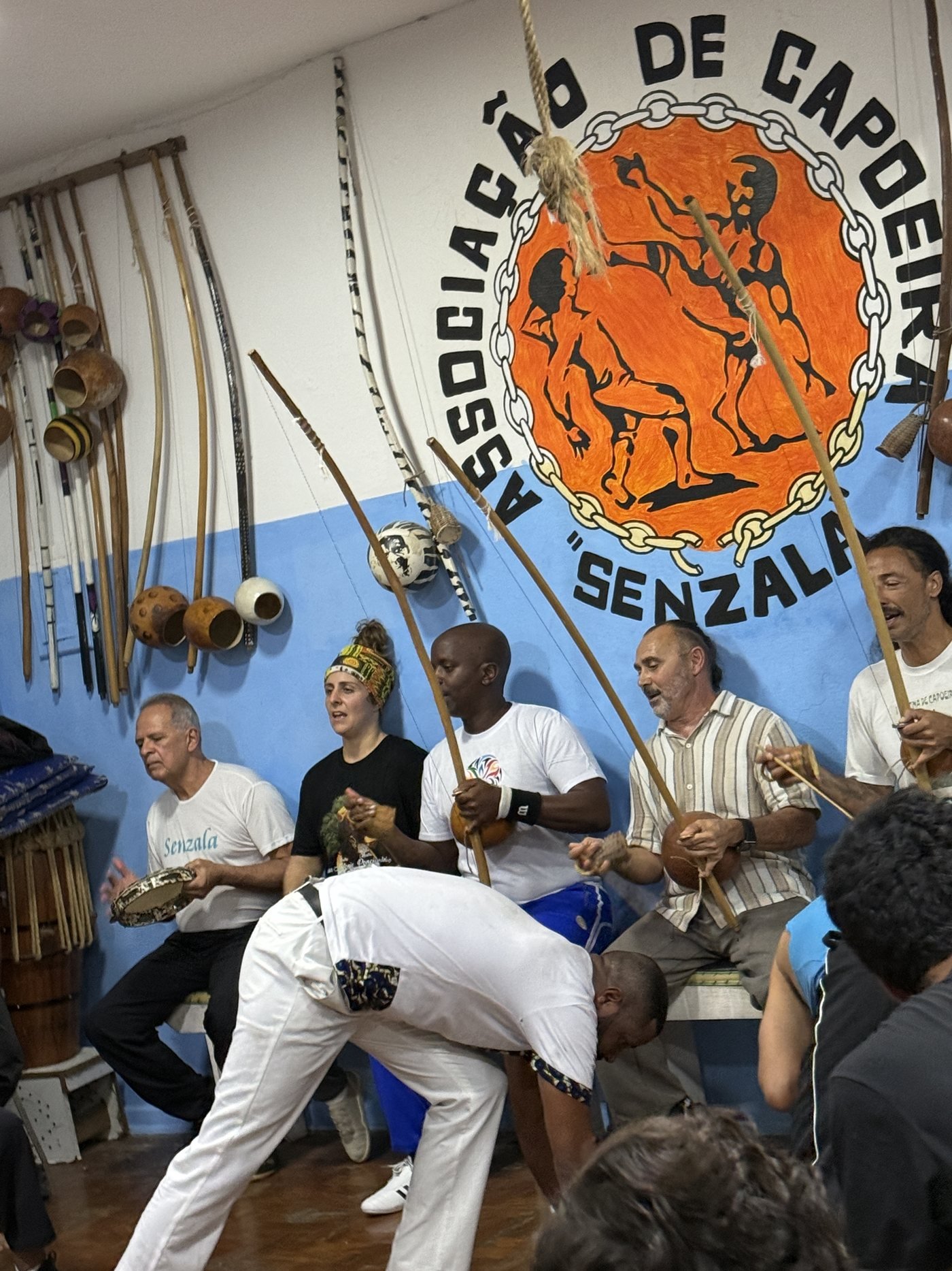 Musiciens à la roda, berimbaus et pandeiro