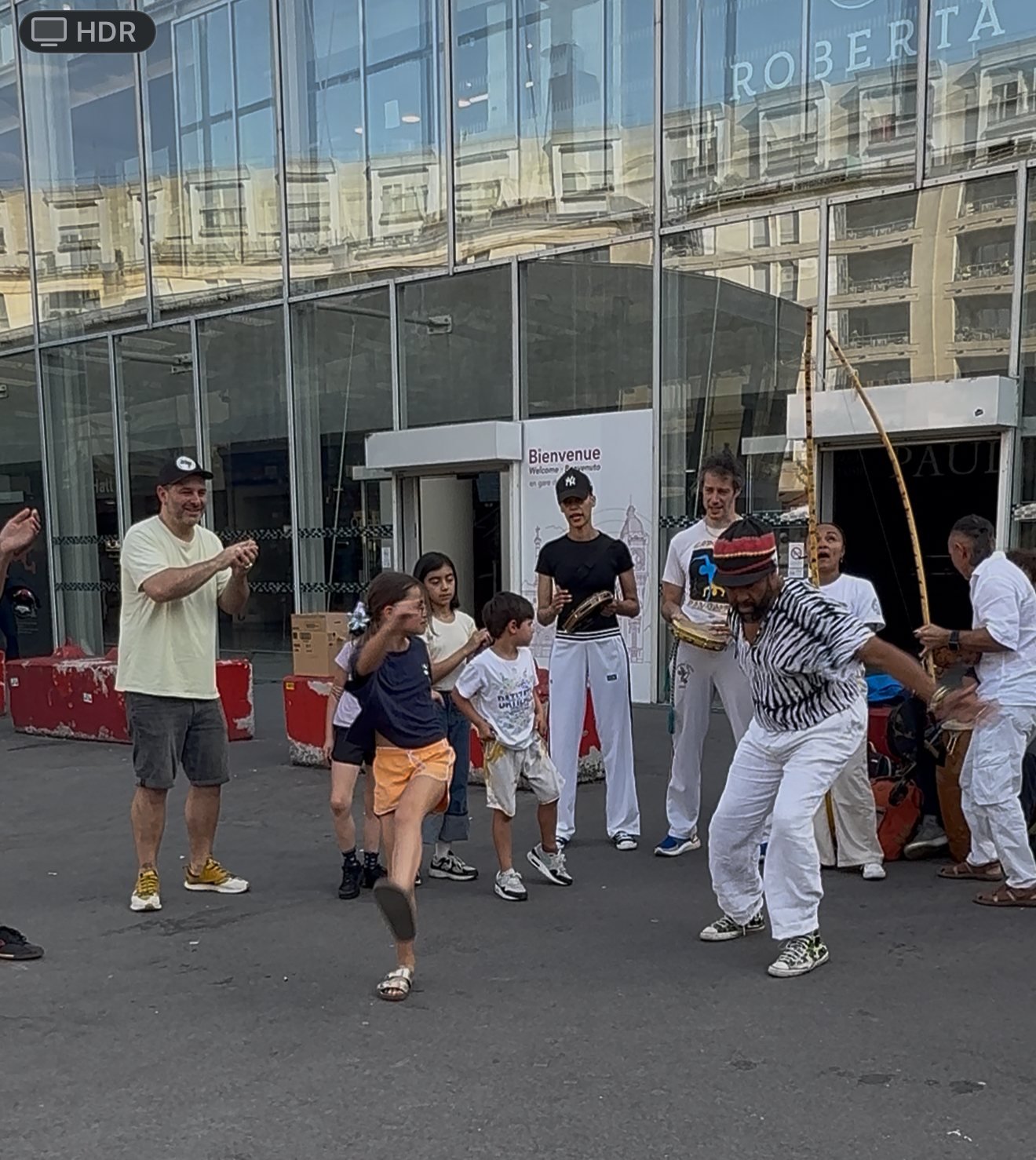 Roda de rue à Paris, initiation des enfants