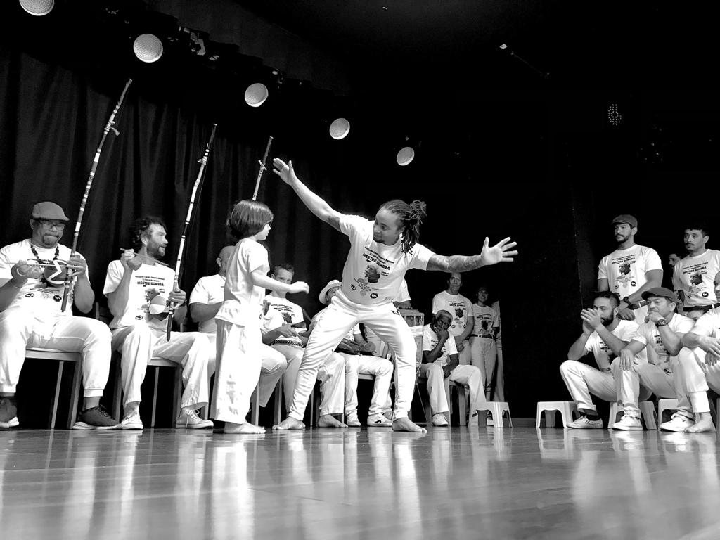 La compagnie sur scène, spectacle de capoeira
