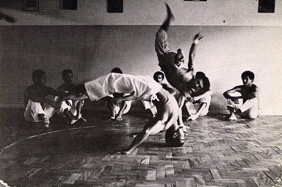 Capoeira, l'art martial fondé par Maître Beija-Flor à Paris